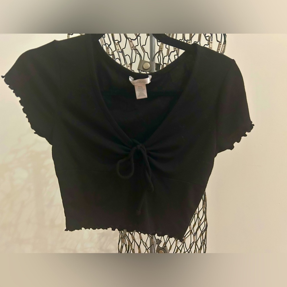 Small black keyhole cropped tee.